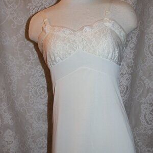 Shirey Jr. Petite slip 13/14 vintage! 100% nylon the straps are adjustable